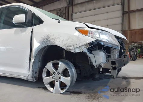 2014 Toyota Sienna Le V6 8 Passenger z USA, uszkodzony, nr VIN 5TDKK3DC3ES501218